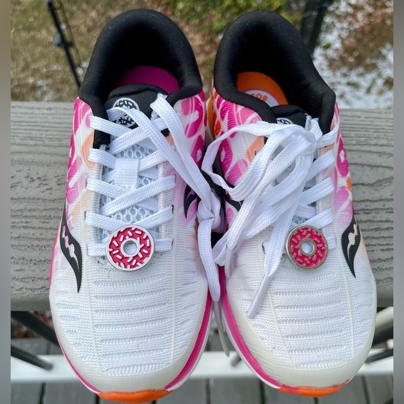 NWOT - Saucony x Dunkin’ Kinvara 10 - Toddler Size 10.5 - Boston Marathon 2019 - Picture 4 of 9